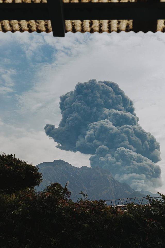 黑烟滚滚！日本樱岛火山喷发 烟柱高达3400米 