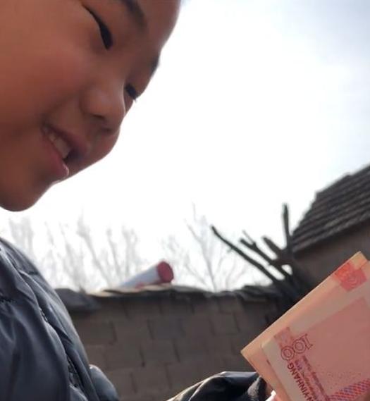 糊弄谁呢!舅舅将300元折叠后数成600给外甥 孩子竟然没识破