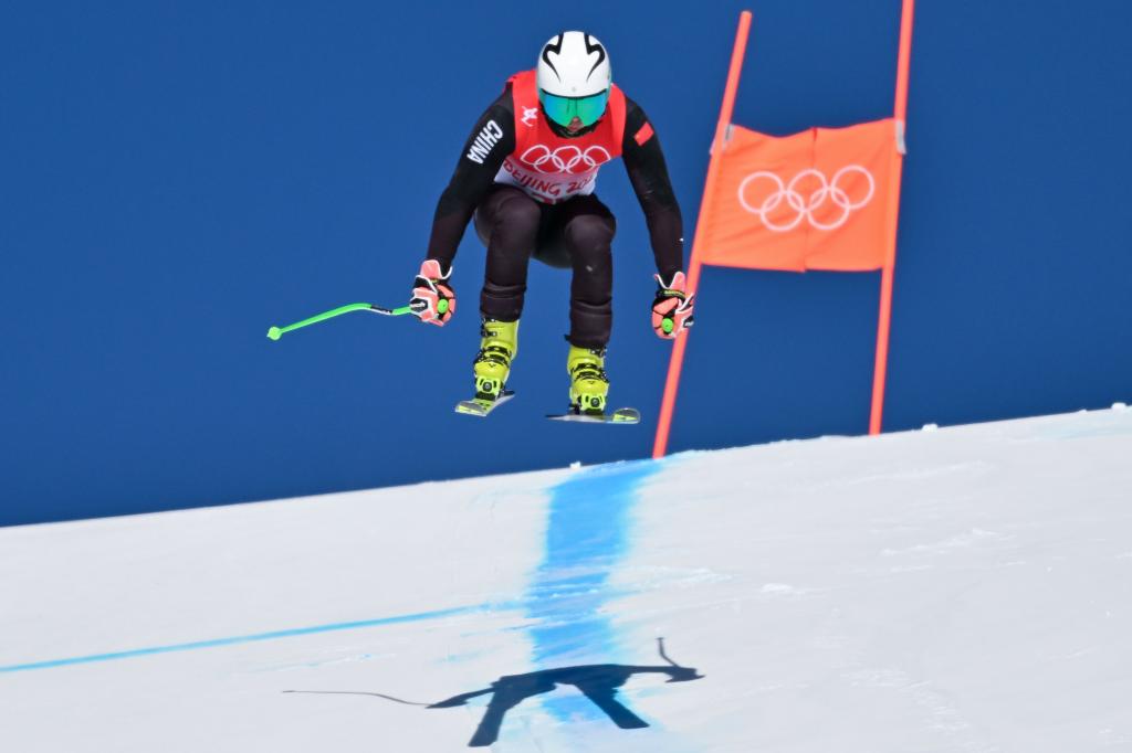 中国选手张洋铭完成北京冬奥会高山滑雪男子超级大回转比赛