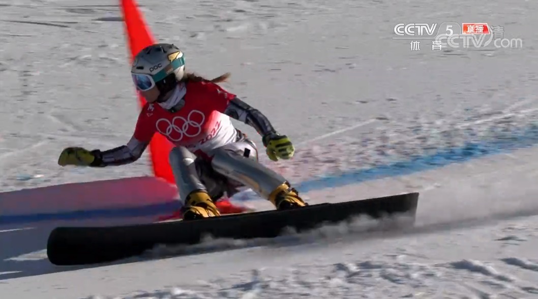 捷克选手埃丝特莱德茨卡获得单板滑雪女子平行大回转金牌