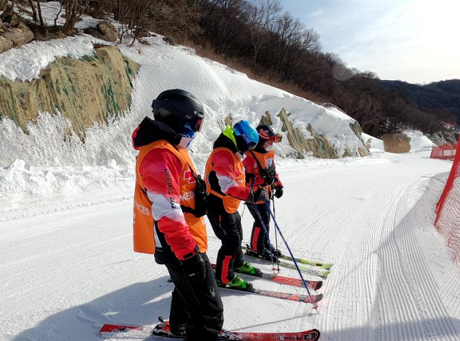 冬奥高山滑雪2名运动员摔伤！滑雪医生展开“生命竞速”