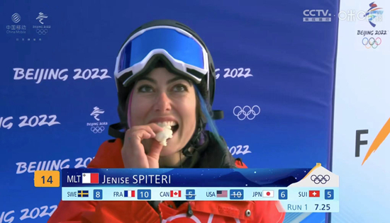 在冬奥赛场上吃豆包的马耳他女孩