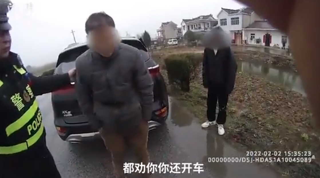 男子醉驾被查问交警你们不过年吗？到底怎么回事？