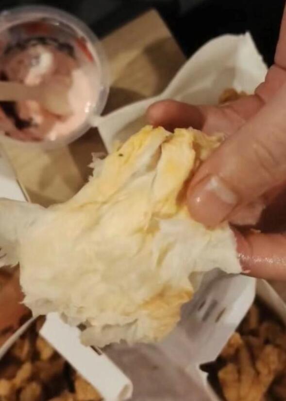 女子称肯德基鸡米花中吃出卫生纸 肯德基回应了吗？