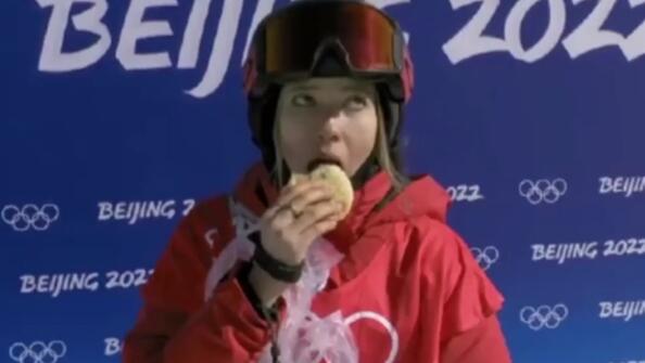 干饭少女谷爱凌吃的是韭菜盒子 网友：我和冠军的共同点又多了一项