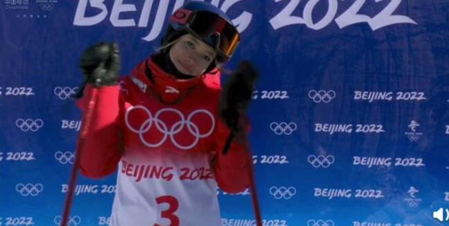 被谷爱凌歪头wink可爱到了 谷爱凌第二跳79.38 等分时吃馅饼 