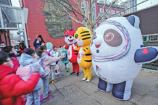 济南中小学生迎来春季新学期 开学首日各式“冰墩墩”成校园“顶流”