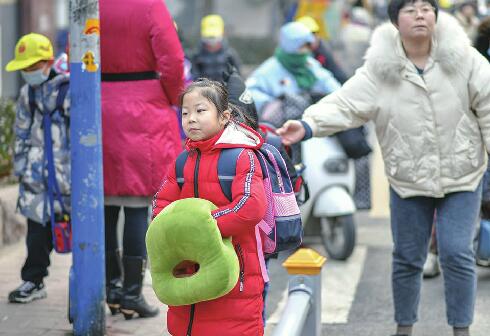 济南中小学生迎来春季新学期 开学首日各式“冰墩墩”成校园“顶流”