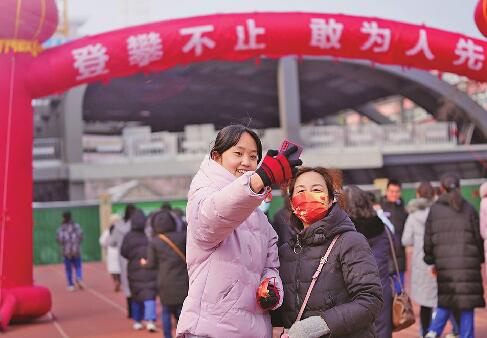 济南中小学生迎来春季新学期 开学首日各式“冰墩墩”成校园“顶流”