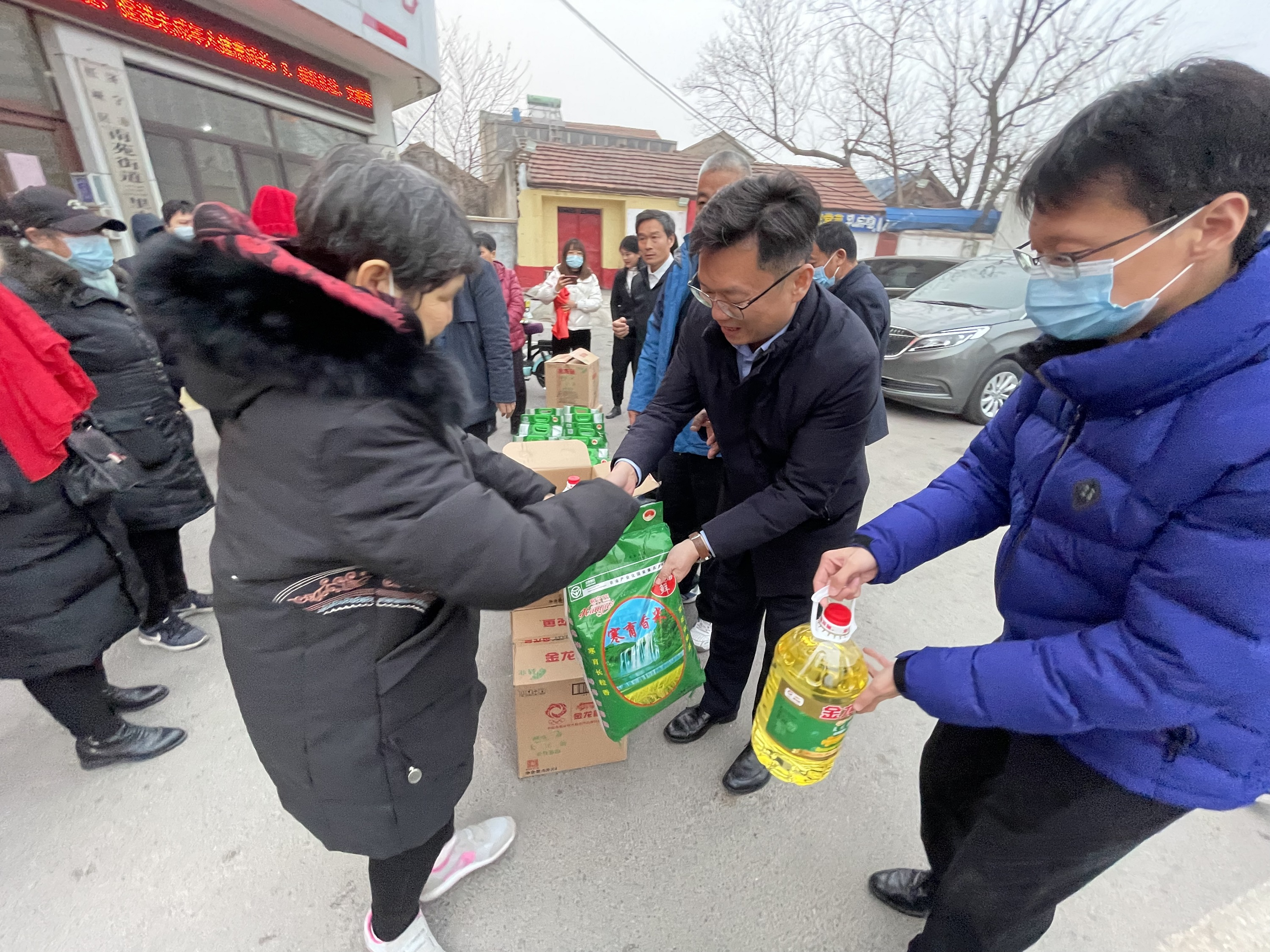 走访慰问低保户 真情关怀暖人心 中国民生银行济宁分行开展节前走访慰问社区低保家庭活动
