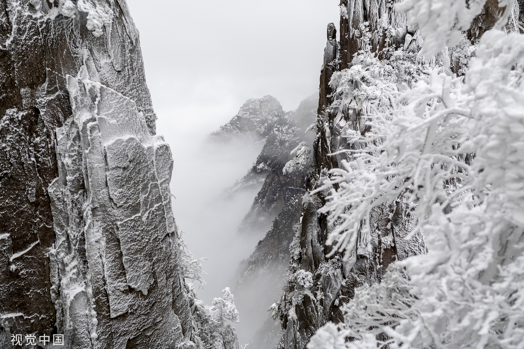 安徽黄山现大面积雪凇美景 到处银装素裹晶莹剔透
