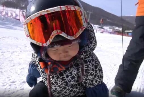 Une snowboardeuse de 11 mois fait fureur sur Internet en Chine