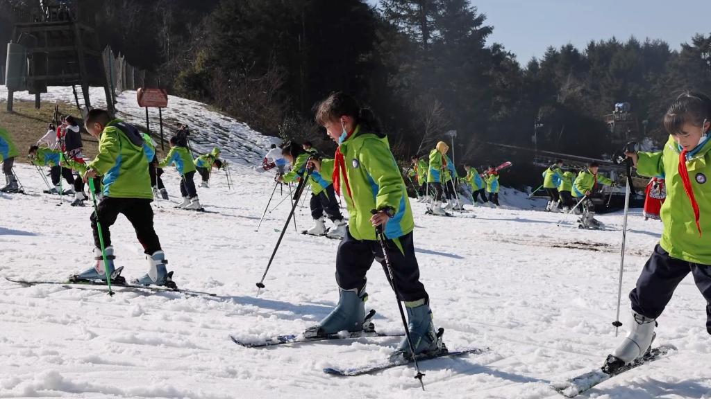 GLOBALink | How kids learn skiing in Guizhou, China