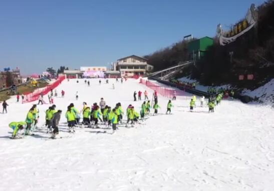 [영상] 스키를 배우는 구이저우 류판수이(六盤水) 어린이들
