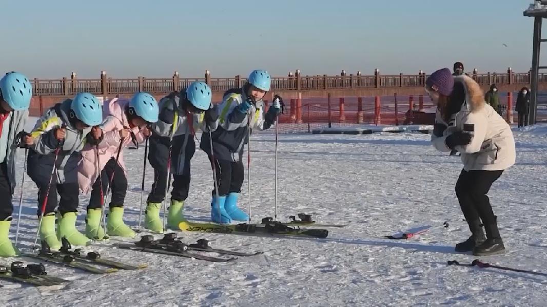 Школы продвигают зимние виды спорта в китайской провинции Хэбэй