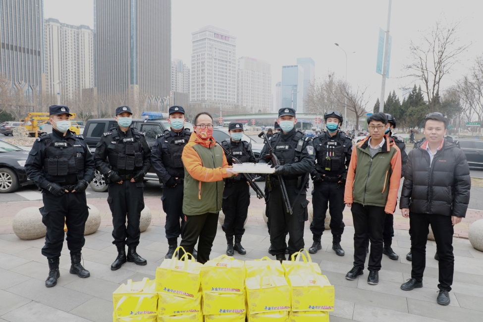 平安共守护：一线理赔员为在岗民警送去热腾腾的汤圆