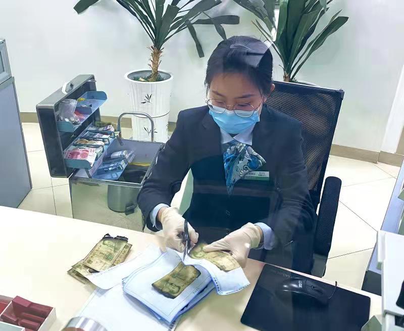 农行济南泺源大观园支行全力清点兑换火烧币 为客户挽回损失8000余元