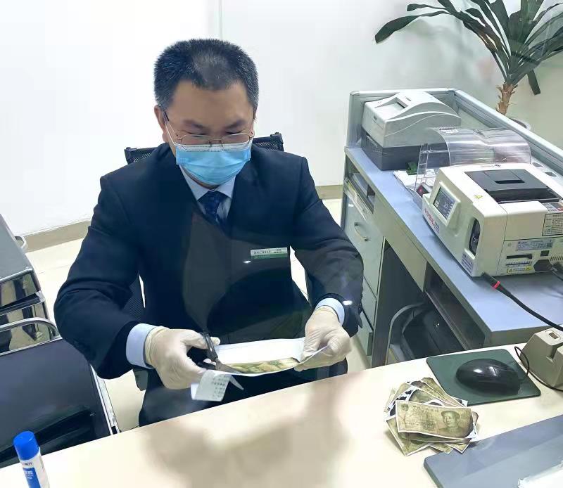 农行济南泺源大观园支行全力清点兑换火烧币 为客户挽回损失8000余元