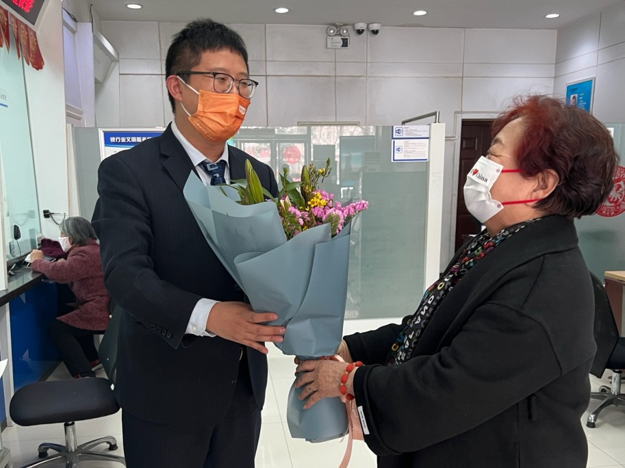 建行淄博分行高新中润大道支行：学雷锋真诚服务，港湾情温暖人心