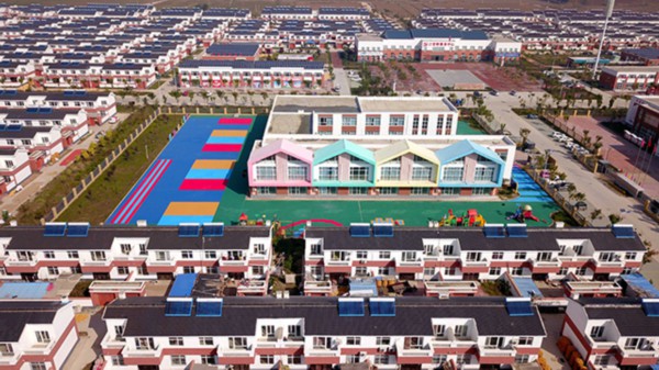 这是菏泽市鄄城县六合社区。这里配套了幼儿园、小学和社区卫生室等民生设施。