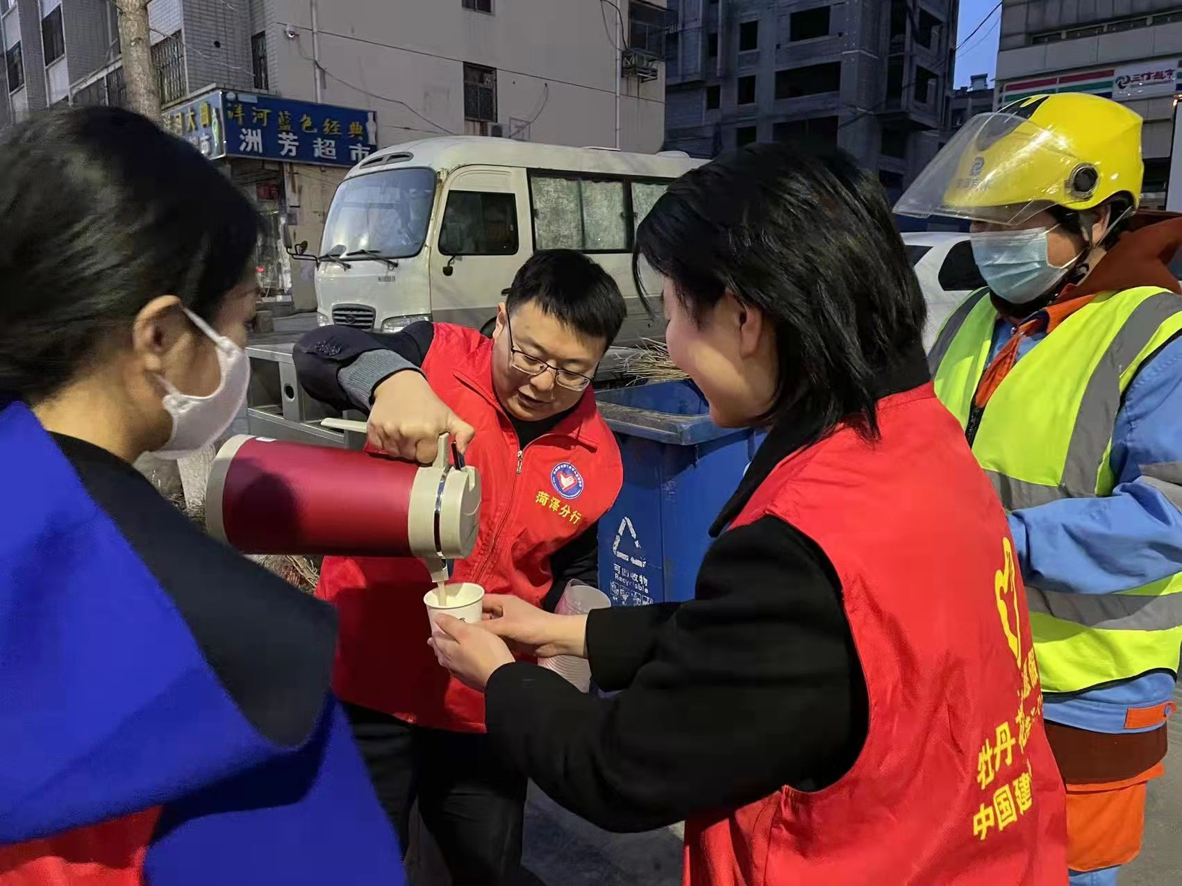 建行菏泽分行：组织开展学雷锋志愿服务活动