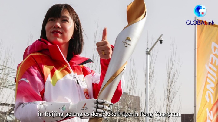GLOBALink | Tragbarer Exoskelett-Roboter hilft Fackelträger der Paralympics 2022 in Beijing