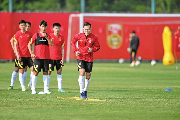 中国足球荒地是非多 “冯巩之争”其实说的不是一回事