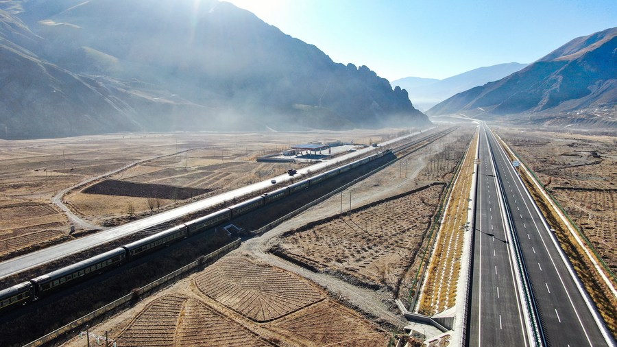 В 2021 году общая протяженность введенных в эксплуатацию дорог в Тибете составила более 120 тыс. км