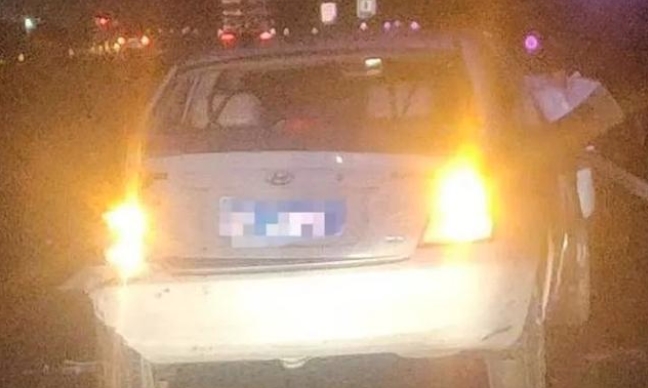 男友车上有陌生女包她怒拽方向盘 车辆见状纷纷绕行十分惊险