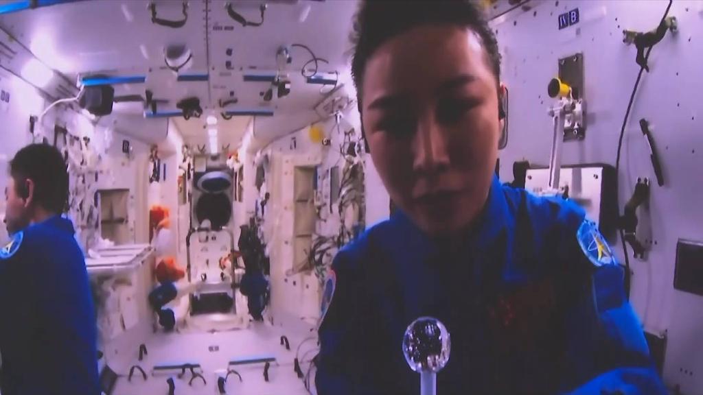 Китайские космонавты провели на космической станции вторую лекцию для детей /полная версия/