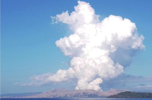 菲律宾一火山喷发蒸汽 提高警戒级别