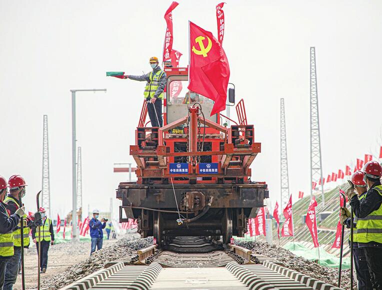 济莱高铁开始铺轨计划5月底全线轨通