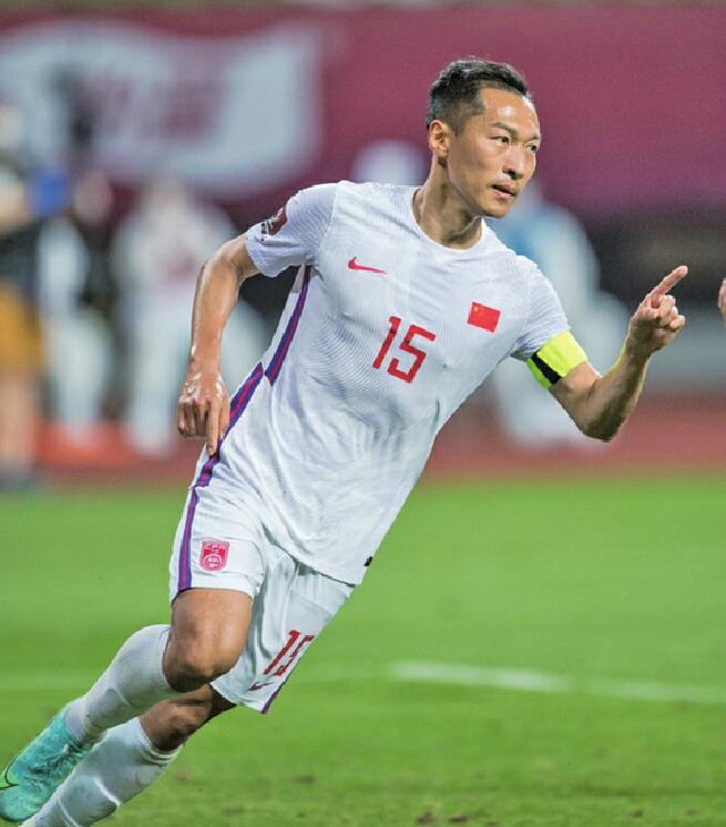 国足、U23国足昨晚落地海口，有人渐渐远去……中国男足80后：喧嚣过后，隐入夜色