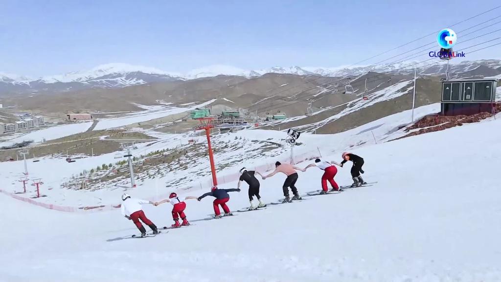 GLOBALink | Surfs up for skiers in Xinjiang