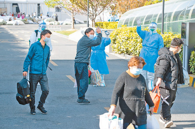 上海跨采中心方舱医院首批康复者出院