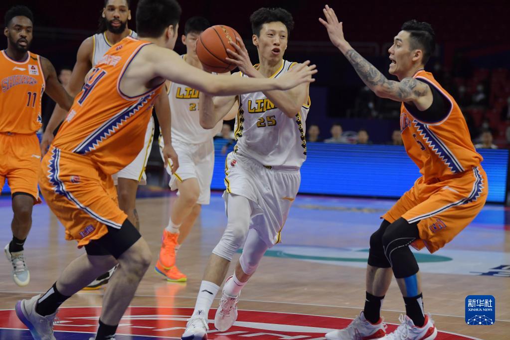 CBA半决赛首战广厦胜上海拔头筹