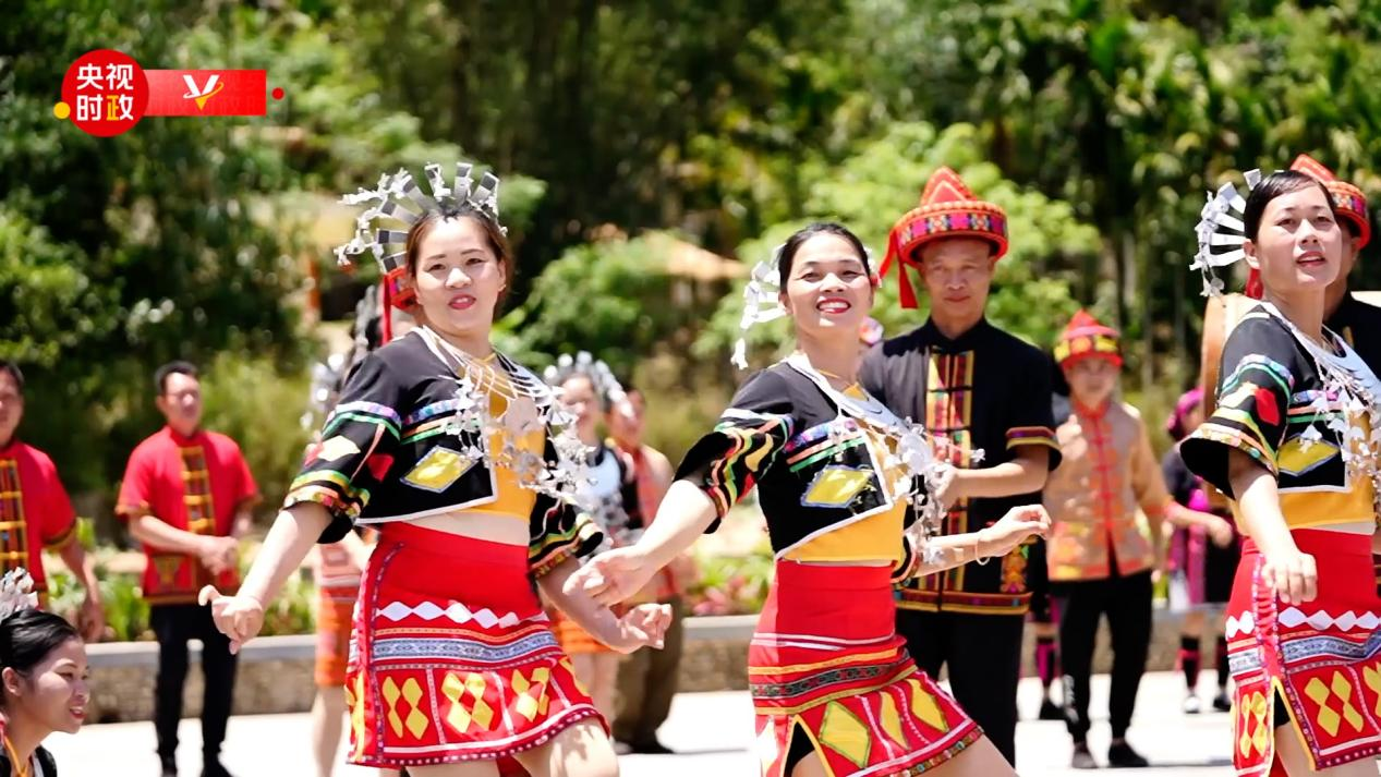 时政现场评丨跟随总书记的脚步 体会黎族小村寨里的“国之大者”