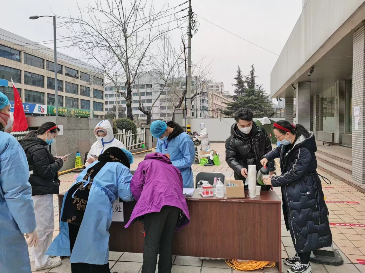 民生银行济南建设路支行党支部与建南社区综合党委开展“送温暖到抗疫一线”系列联建共建活动