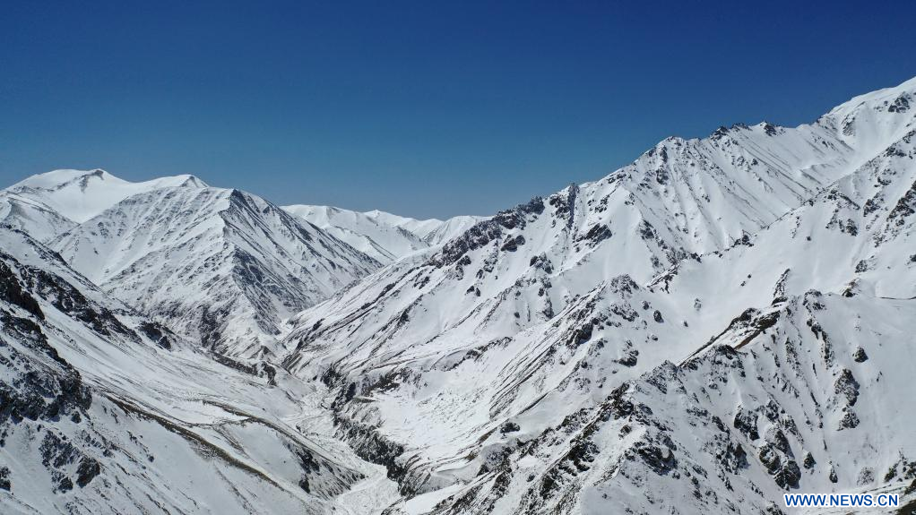 Chine : paysage de montagnes enneigées au Gansu