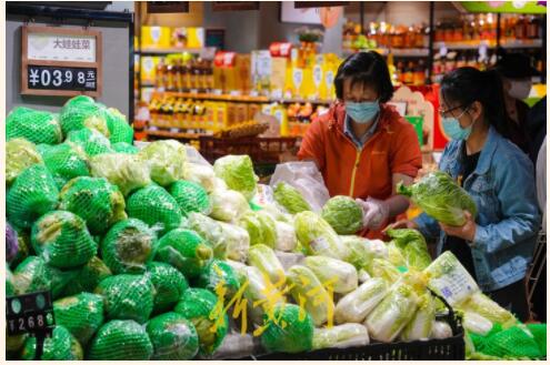新黄河记者探访历下区家家悦、银座超市,蔬菜堆满货架 物资供应不断