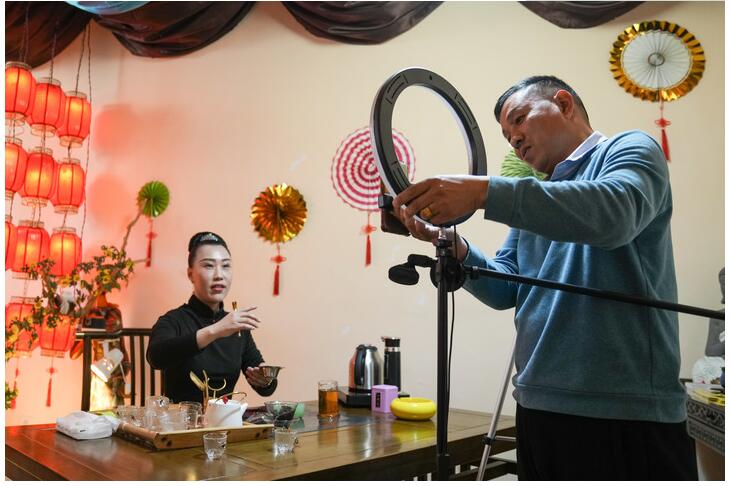 飞手、主播、画家……中国农村涌现越来越多新职业