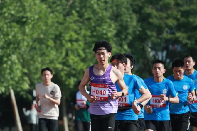 青春赛道奋力奔跑——校（院）学子挑战半程马拉松迎接建团100周年