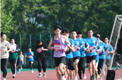 青春赛道奋力奔跑——校（院）学子挑战半程马拉松迎接建团100周年