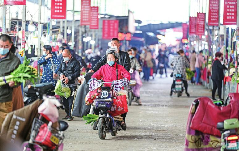 农贸市场恢复正常营业 价格和往年同期相比持平