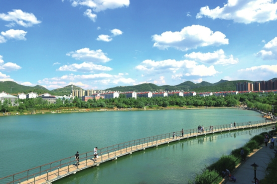 Malerische Landschaft von Seen und Bergen am  Jinan Phoenix See