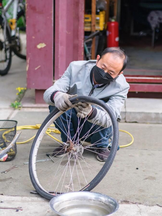 16年，他在北大修了50万辆自行车……