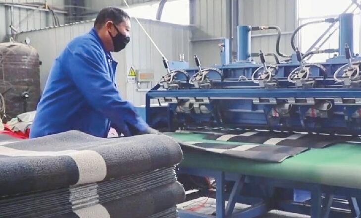 济南小乡村制造地毯“铺遍”世界 年销量超2000万元 九成业务靠外贸