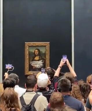 卢浮宫镇馆之宝《蒙娜丽莎》被扔蛋糕，男子装成坐轮椅老妇“作案”