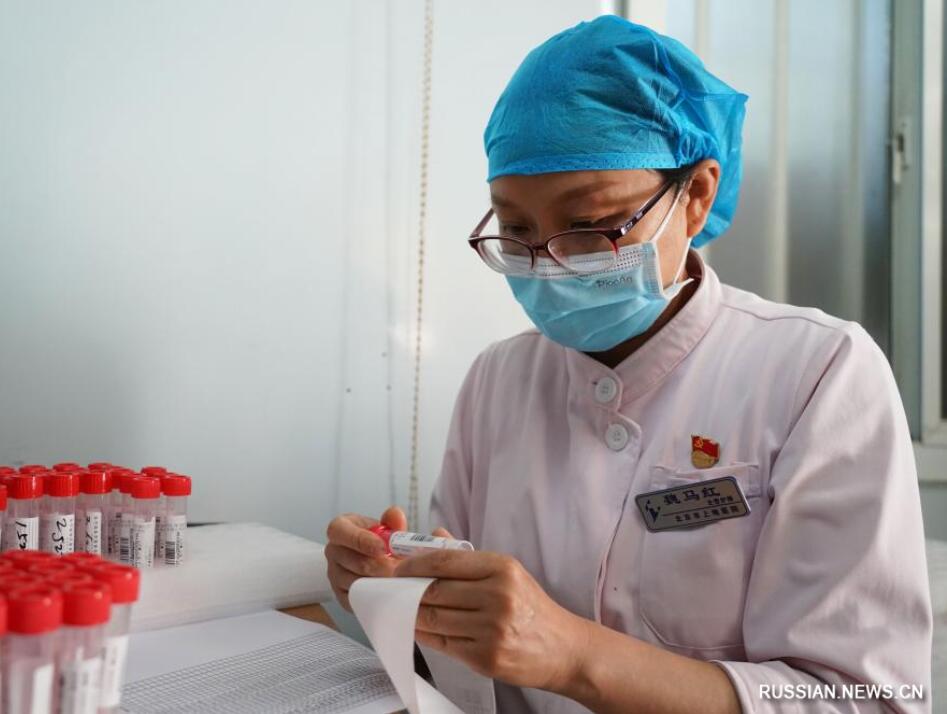 Медработники пекинской больницы Шанди прилагают большие усилия для сдерживания нового всплеска заболеваемости COVID-19 в китайской столице