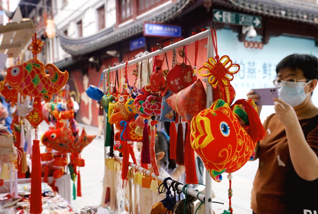 常态运行后的首个假期，上海市面街面“面面观”